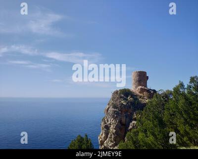 Torre del Verger Wachturm auf einer Klippe auf Mallorca, Spanien. Blauer Meereshintergrund Stockfoto