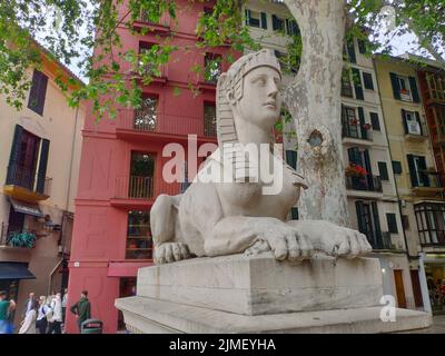 Palma de Mallorca, Mallorca, Spanien - 05.03.2022: Sphinx Skulptur auf der Promenade des Paseo del Borne, Passeig des Born in Palma de Mallorca Stockfoto