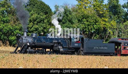 Blick auf einen antiken restaurierten Dampfzug, der Rauch und Dampf ausbläst Stockfoto