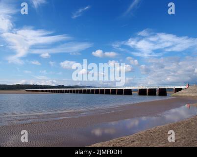 Blick auf den Strand von arnside mit dem Schwebebahnviadukt und dem Fluss im südlichen Seengebiet von cumbria Stockfoto