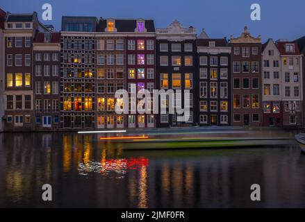 Häuser am Amsterdamer Kanal am Abend Stockfoto