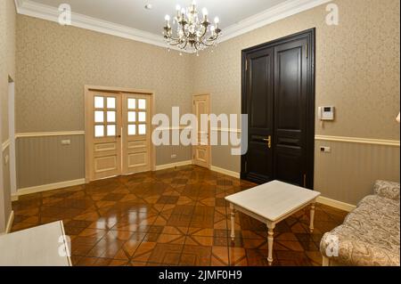 Ein stilvoller großer Raum in einem Haus mit hohen Decken und schönem Boden. Stockfoto