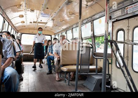 Passagiere im öffentlichen Bus im Zentrum von Bangkok. Für den günstigsten Transport. Stockfoto