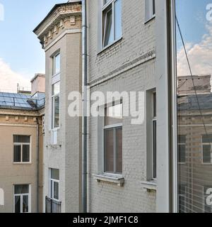 Blick auf benachbarte Häuser Stadtleben aus einem offenen Fenster. Stockfoto