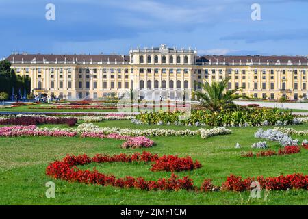 Wien, Österreich - 01. August 2022: Nicht identifizierte Touristen und Schloss Schönbrunn aus dem 18.. Jahrhundert - ehemalige Residenz der Habsburger Herrscher und bis Stockfoto