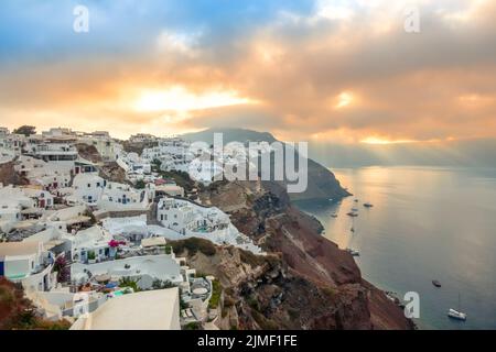 Wolkiger Morgengrauen auf der griechischen Insel Santorini Stockfoto