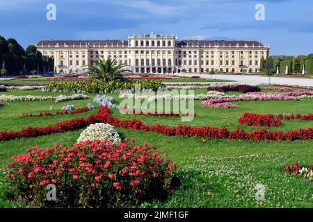 Wien, Österreich - 01. August 2022: Nicht identifizierte Touristen und Schloss Schönbrunn aus dem 18.. Jahrhundert - ehemalige Residenz der Habsburger Herrscher und bis Stockfoto