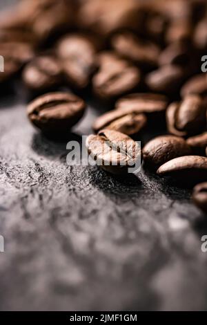 Kaffeebohnen Hintergrund, geröstete Signature Bohne mit reichhaltigem Geschmack, bester Morgengetränk und luxuriöser Mischung Stockfoto