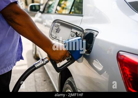 Ein Pumpenwart betankt ein Auto an einer Tankstelle in Dhaka. Die Regierung hat die Ölpreise um 42,5 % auf 51,6 % erhöht, den höchsten Wert seit 20 Jahren, was den Menschen, die bereits von den explodierenden Preisen für lebenswichtige Güter inmitten der Rekordinflation überwältigt sind, einen großen Schlag versetzt. Die Division Energy and Mineral Resources hat am Freitagabend die Diesel- und Kerosinpreise um Tk34 pro Liter auf Tk114 und die Oktan- und Benzinpreise um Tk46 pro Liter auf Tk135 steigen lassen. Die Regierung kündigte die Anhebung zu einer Zeit an, in der die Ölpreise auf dem internationalen Markt im Abwärtstrend sind. Der Rohölpreis von Brent am Freitag betrug 95,50 Dollar pro Barrel. Es ha Stockfoto