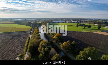 Kanal Dessel Schoten Luftbild in Rijkevorsel, kempen, Belgien, zeigt die Wasserstraße in der natürlichen grünen landwirtschaftlichen Stockfoto