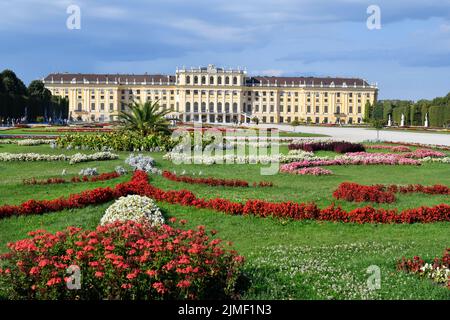 Wien, Österreich - 01. August 2022: Nicht identifizierte Touristen und Schloss Schönbrunn aus dem 18.. Jahrhundert - ehemalige Residenz der Habsburger Herrscher und bis Stockfoto