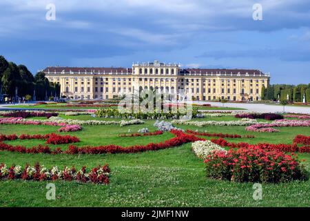 Wien, Österreich - 01. August 2022: Nicht identifizierte Touristen und Schloss Schönbrunn aus dem 18.. Jahrhundert - ehemalige Residenz der Habsburger Herrscher und bis Stockfoto