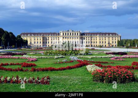 Wien, Österreich - 01. August 2022: Nicht identifizierte Touristen und Schloss Schönbrunn aus dem 18.. Jahrhundert - ehemalige Residenz der Habsburger Herrscher und bis Stockfoto