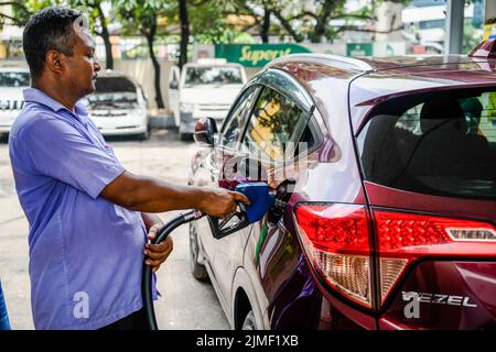 Ein Pumpenwart betankt ein Auto an einer Tankstelle in Dhaka. Die Regierung hat die Ölpreise um 42,5 % auf 51,6 % erhöht, den höchsten Wert seit 20 Jahren, was den Menschen, die bereits von den explodierenden Preisen für lebenswichtige Güter inmitten der Rekordinflation überwältigt sind, einen großen Schlag versetzt. Die Division Energy and Mineral Resources hat am Freitagabend die Diesel- und Kerosinpreise um Tk34 pro Liter auf Tk114 und die Oktan- und Benzinpreise um Tk46 pro Liter auf Tk135 steigen lassen. Die Regierung kündigte die Anhebung zu einer Zeit an, in der die Ölpreise auf dem internationalen Markt im Abwärtstrend sind. Der Rohölpreis von Brent am Freitag betrug 95,50 Dollar pro Barrel. Es ha Stockfoto