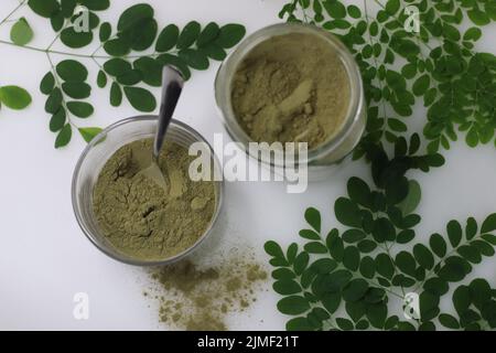 Getrocknetes Moringa-Blattpulver. Pulverförmige Form von sonnengetrockneten stiellosen Trommelstiel-Blättern. Hilft, Moringa Blätter zu Nahrung hinzuzufügen. Moringa-Blätter sind ernährungsphysiologisch Stockfoto