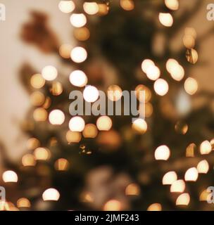 Weihnachtszeit und Urlaubsstimmung Konzept. Verschwommene Weihnachtsbaumlichter als Bokeh-Hintergrund Stockfoto