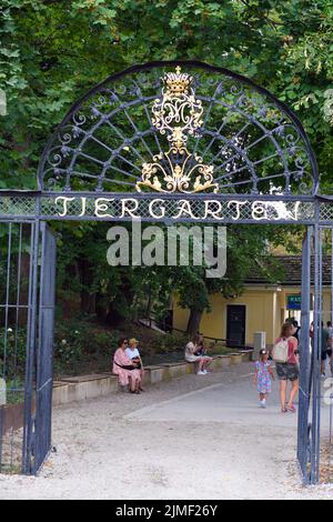 Wien, Österreich - 01. August 2022: Nicht identifizierte Personen und Haupteingang zum Zoo in der ehemaligen Residenz der Habsburger Herrscher und heute UNESCO Stockfoto