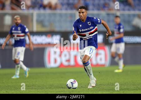 Genua, Italien. 5. August 2022. Abdelhamid sabiri von uns Sampdoria kontrolliert den Ball während des Coppa Italia-Spiels zwischen uns Sampdoria und Reggina 1914 im Stadio Luigi Ferraris am 5. August 2022 in Genua, Italien. Quelle: Marco Canoniero/Alamy Live News Stockfoto