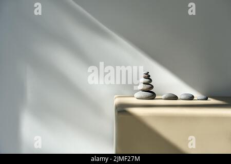 Pyramide aus Kieselsteinen mit Kopierraum. Stockfoto