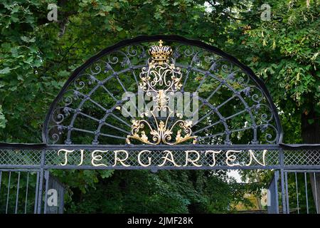 Wien, Österreich - 01. August 2022: Haupteingang zum Zoo in der ehemaligen Residenz der Habsburger Herrscher und heute UNESCO-Weltkulturerbe, kurz vor der UNESCO Stockfoto