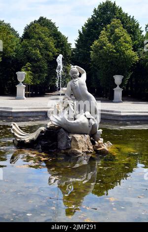Wien, Österreich - 01. August 2022: Westnaiadbrunnen mit Skulptur - ehemalige Residenz der Habsburger Herrscher und heute UNESCO-Weltkulturerbe S Stockfoto