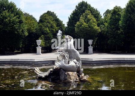 Wien, Österreich - 01. August 2022: Westnaiadbrunnen mit Skulptur - ehemalige Residenz der Habsburger Herrscher und heute UNESCO-Weltkulturerbe S Stockfoto