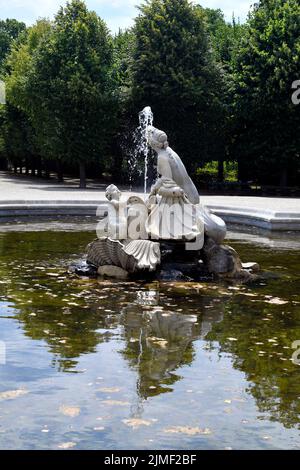 Wien, Österreich - 01. August 2022: Westlicher Naiad-Brunnen mit Skulptur in der ehemaligen Residenz der Habsburger Herrscher und heute UNESCO-Weltkulturerbe Stockfoto