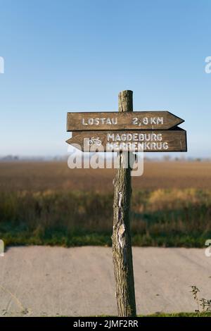 Wegweiser auf dem beliebten Elbradweg zwischen der Stadt Magdeburg und dem Dorf Lostau Stockfoto