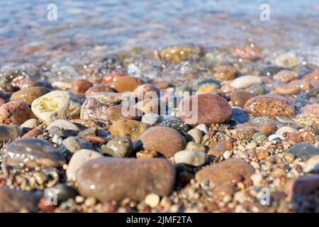 Schotter am Ostseestrand bei Kolobrzeg in Polen im Sommer Stockfoto