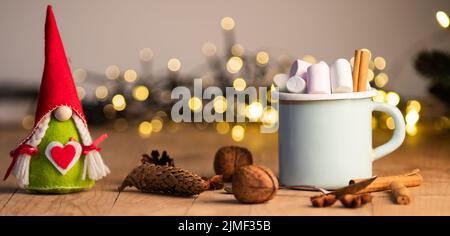 Weihnachtsbanner mit Tasse mit heißer Schokolade und Marschwalben auf mit Zimtstangen und Tannenbaum Äste mit schönen Stockfoto