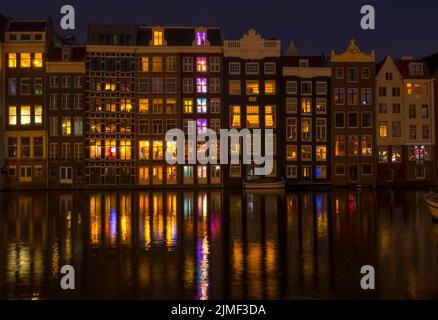 Häuser am Amsterdamer Kanal bei Nacht Stockfoto