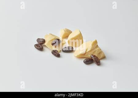 Kakaobohnen und Butterstückchen Stockfoto