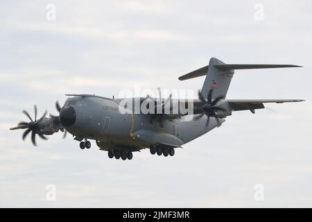 Ein deutscher Airbus der Luftwaffe A400M bei der Royal International Air Tattoo RIAT 2022 bei RAF Fairford, Großbritannien Stockfoto