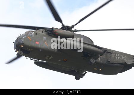 Ein deutscher Sikorsky CH-53G Sea Hengst Schwerlift-Hubschrauber, der für das Royal International Air Tattoo RIAT 2022 bei RAF Fairford, Großbritannien, eintrifft Stockfoto