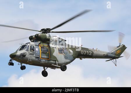 Der Hubschrauber der tschechischen Luftwaffe PZL-Swidnik W-3A Sokol ‘0712’ kommt beim Royal International Air Tattoo RIAT 2022 bei RAF Fairford, Großbritannien an Stockfoto