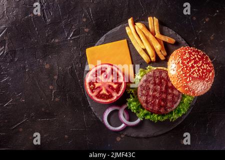 Burger-Zutaten, von oben auf Schwarz mit Kopierfläche geschossen Stockfoto
