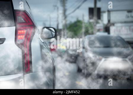 Die Abgase von Autos bei Staus auf der Straße verursachen Umweltemissionen. Stockfoto