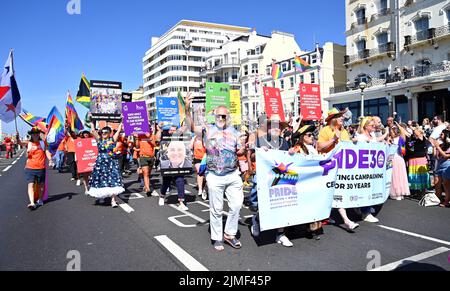 Brighton UK 6.. August 2022 - Tausende nehmen an einem schönen, heißen und sonnigen Tag an der Brighton and Hove Pride Parade Teil. Mit guten Wetterprognosen werden große Menschenmengen erwartet, um am Wochenende am größten LGBTQ Pride Festival in Großbritannien in Brighton teilzunehmen : Credit Simon Dack / Alamy Live News Stockfoto