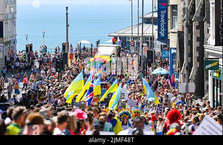 Brighton UK 6.. August 2022 - Tausende nehmen an einem schönen, heißen und sonnigen Tag an der Brighton and Hove Pride Parade Teil. Mit guten Wetterprognosen werden große Menschenmengen erwartet, um am Wochenende am größten LGBTQ Pride Festival in Großbritannien in Brighton teilzunehmen : Credit Simon Dack / Alamy Live News Stockfoto