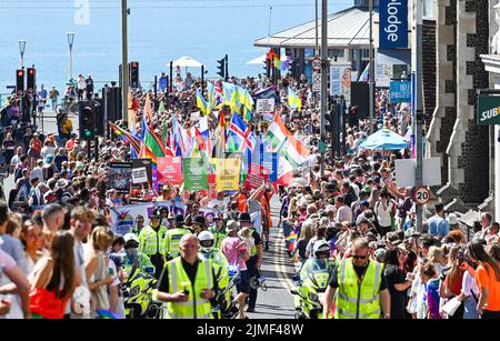 Brighton UK 6.. August 2022 - Tausende nehmen an einem schönen, heißen und sonnigen Tag an der Brighton and Hove Pride Parade Teil. Mit guten Wetterprognosen werden große Menschenmengen erwartet, um am Wochenende am größten LGBTQ Pride Festival in Großbritannien in Brighton teilzunehmen : Credit Simon Dack / Alamy Live News Stockfoto