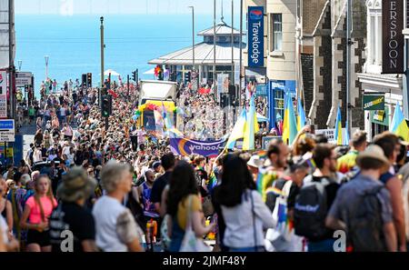 Brighton UK 6.. August 2022 - Tausende nehmen an einem schönen, heißen und sonnigen Tag an der Brighton and Hove Pride Parade Teil. Mit guten Wetterprognosen werden große Menschenmengen erwartet, um am Wochenende am größten LGBTQ Pride Festival in Großbritannien in Brighton teilzunehmen : Credit Simon Dack / Alamy Live News Stockfoto