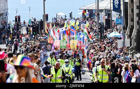 Brighton UK 6.. August 2022 - Tausende nehmen an einem schönen, heißen und sonnigen Tag an der Brighton and Hove Pride Parade Teil. Mit guten Wetterprognosen werden große Menschenmengen erwartet, um am Wochenende am größten LGBTQ Pride Festival in Großbritannien in Brighton teilzunehmen : Credit Simon Dack / Alamy Live News Stockfoto