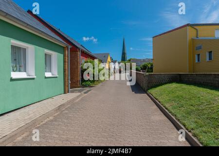 Typische Architektur mit Erdfarben und asymmetrischen Giebeln im Oberland der Nordseeinsel Helgoland, Schleswig-Holstein, Norddeutschland Stockfoto