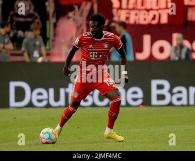 5.. August 2022, Deutsche Bank Park, Frankfurt, GER, 1. FBL, Eintracht Frankfurt vs FC Bayern München, DFL-Vorschriften verbieten die Verwendung von Fotografien als Bildsequenzen und/oder quasi-Video. Im Bild Alphonso Davies (München) Stockfoto