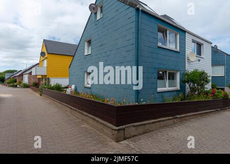 Typische Architektur mit Erdfarben und asymmetrischen Giebeln im Oberland der Nordseeinsel Helgoland, Schleswig-Holstein, Norddeutschland Stockfoto