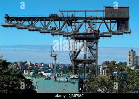 Australien, Sydney, Schwerlastkran und Kriegsschiff der australischen Marine in Wooloomooloo Wharf Stockfoto