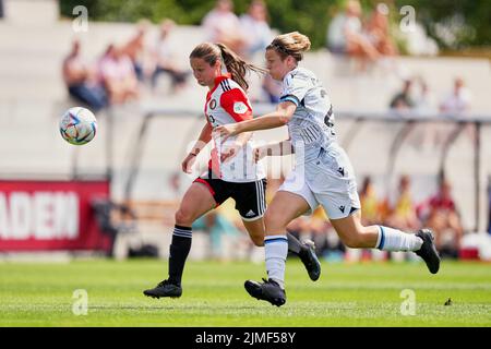 Rotterdam - Juli Schneijderberg von Feyenoord Vrouwen 1, Caitlin Lievens von Club Brugge Vrouwen 1 während des Spiels zwischen Friendly: Feyenoord Vrouwen 1 gegen Club Brugge V1 in Nieuw Varkenoord am 6. August 2022 in Rotterdam, Niederlande. (Box-to-Box-Bilder/Yannick Verhoeven) Stockfoto