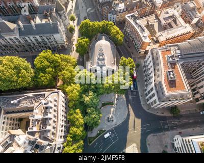 St. Clement Danes ist eine anglikanische Kirche in der City of Westminster, London. Es liegt außerhalb der Royal Courts of Justice am Strand Stockfoto