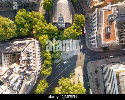 St. Clement Danes ist eine anglikanische Kirche in der City of Westminster, London. Es liegt außerhalb der Royal Courts of Justice am Strand Stockfoto