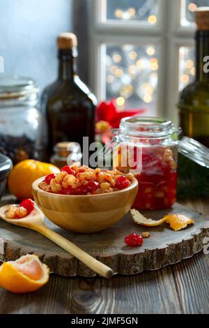 Gemischte getrocknete Früchte und Rosinen in Gewürzen in Rum getränkt. Stockfoto